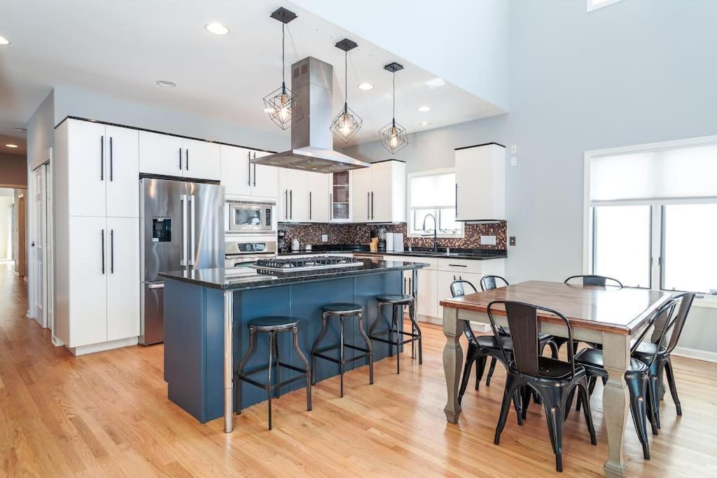 Вілла Eclectic Stylish And Cozy Milwaukee Unit Екстер'єр фото