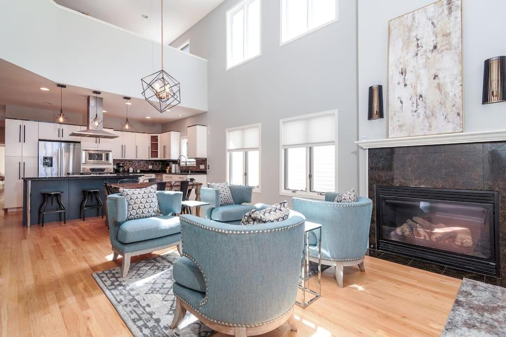 Вілла Eclectic Stylish And Cozy Milwaukee Unit Екстер'єр фото
