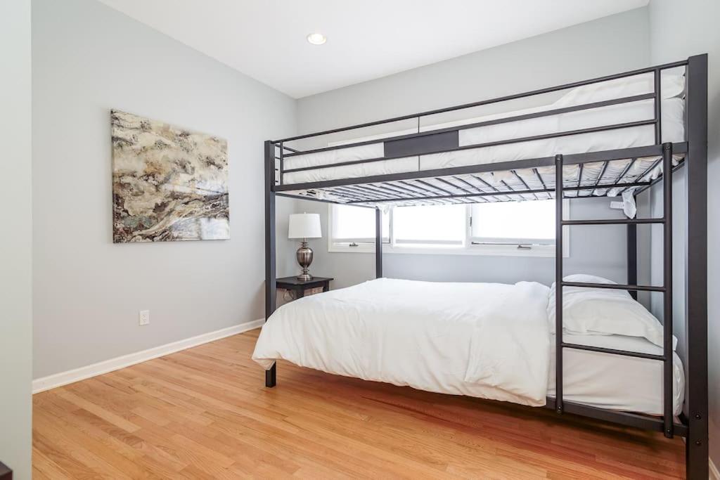 Вілла Eclectic Stylish And Cozy Milwaukee Unit Екстер'єр фото