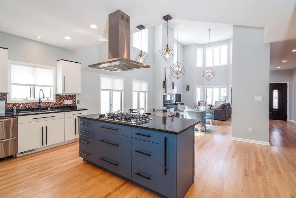 Вілла Eclectic Stylish And Cozy Milwaukee Unit Екстер'єр фото