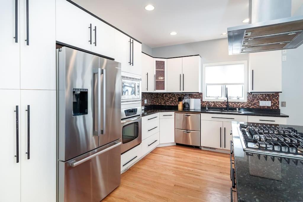 Вілла Eclectic Stylish And Cozy Milwaukee Unit Екстер'єр фото