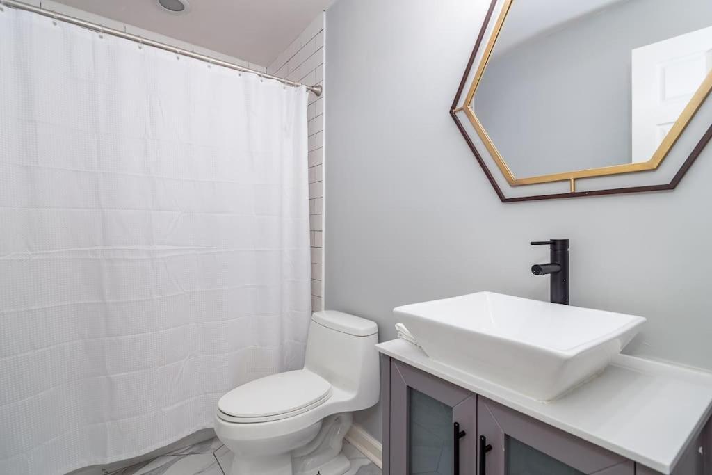 Вілла Eclectic Stylish And Cozy Milwaukee Unit Екстер'єр фото