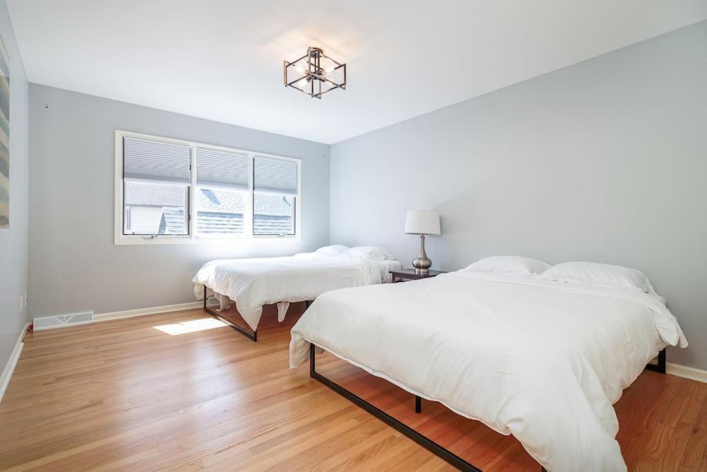 Вілла Eclectic Stylish And Cozy Milwaukee Unit Екстер'єр фото