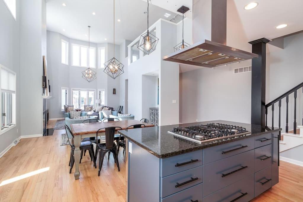 Вілла Eclectic Stylish And Cozy Milwaukee Unit Екстер'єр фото