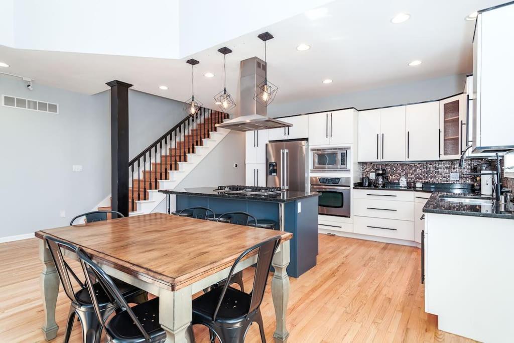 Вілла Eclectic Stylish And Cozy Milwaukee Unit Екстер'єр фото