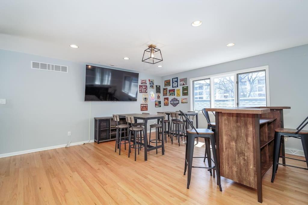 Вілла Eclectic Stylish And Cozy Milwaukee Unit Екстер'єр фото