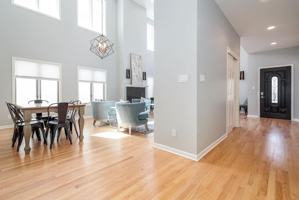 Вілла Eclectic Stylish And Cozy Milwaukee Unit Екстер'єр фото