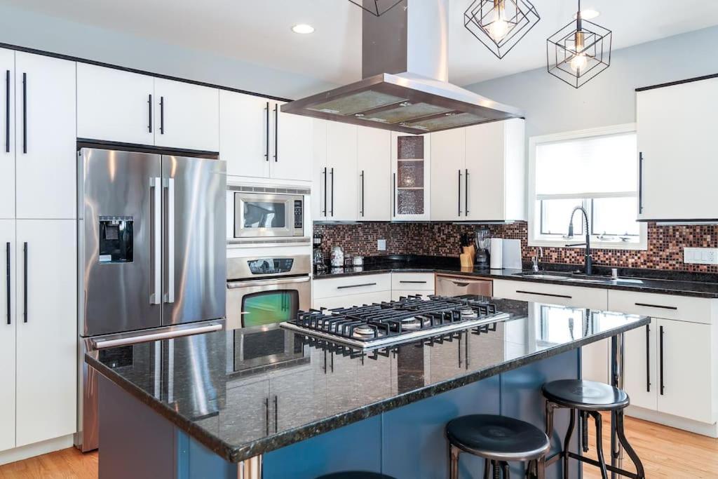 Вілла Eclectic Stylish And Cozy Milwaukee Unit Екстер'єр фото