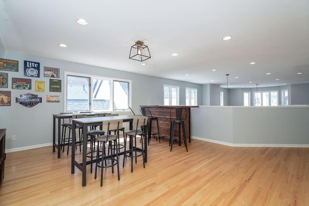 Вілла Eclectic Stylish And Cozy Milwaukee Unit Екстер'єр фото